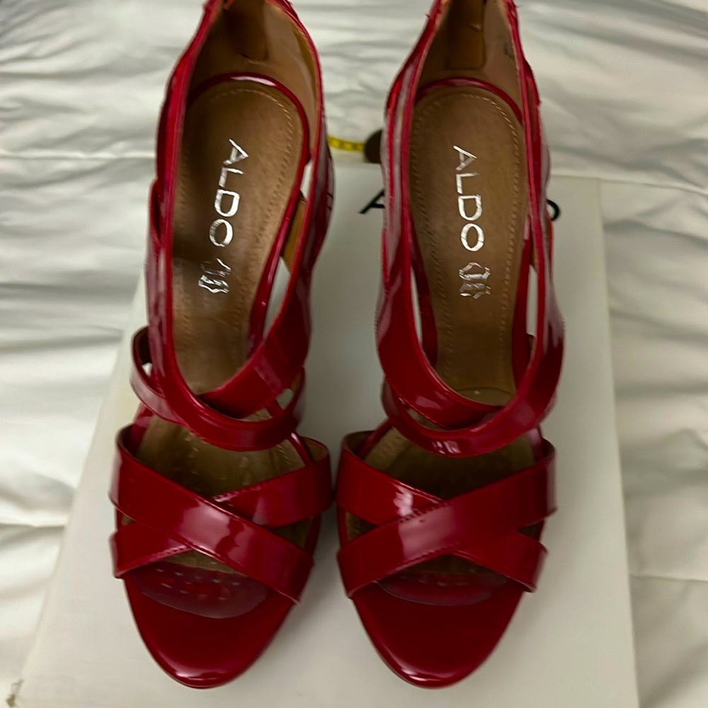 Aldo Size 7 4inch heals
